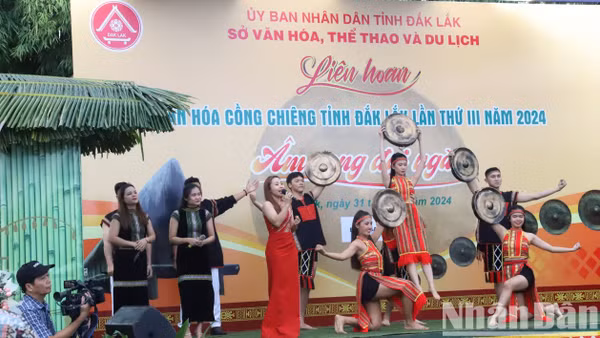 Văn nghệ chào mừng Liên hoan Văn hóa cồng chiêng tỉnh Đắk Lắk lần thứ 3 năm 2024.