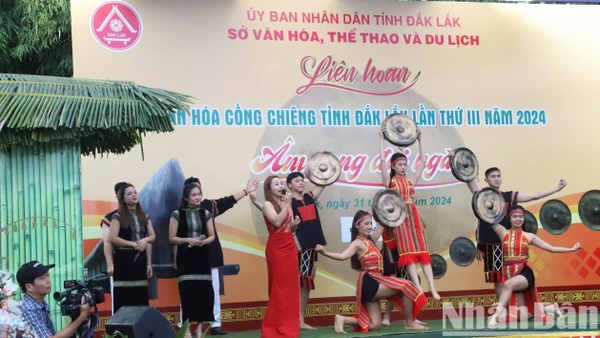 Văn nghệ chào mừng Liên hoan Văn hóa cồng chiêng tỉnh Đắk Lắk lần thứ 3 năm 2024.