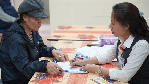 Hà Nội sẽ giảm dần chi trả lương hưu, trợ cấp bảo hiểm xã hội bằng tiền mặt. (Ảnh minh họa: VNPost)