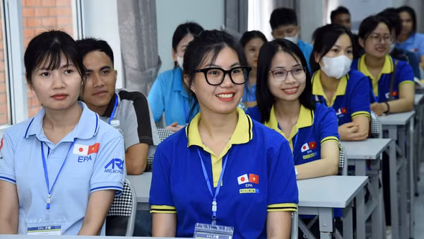 Các ứng viên điều dưỡng, hộ lý khóa 11 của chương trình EPA tại lễ xuất cảnh đi làm việc tại Nhật Bản. (Ảnh: TRẦN HẢI)