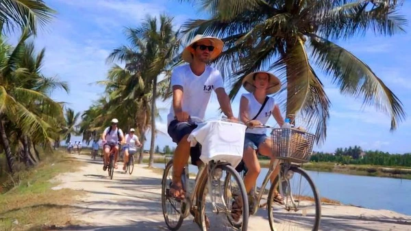 Du khách tham quan các làng quê Quảng Nam bằng xe đạp. (Ảnh: ĐÌNH TĂNG)