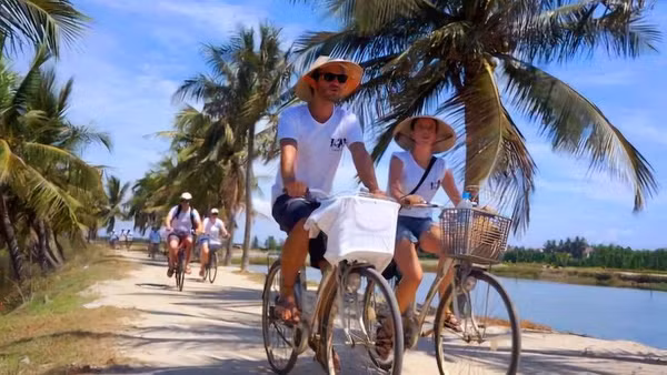 Du khách tham quan các làng quê Quảng Nam bằng xe đạp. (Ảnh: ĐÌNH TĂNG)