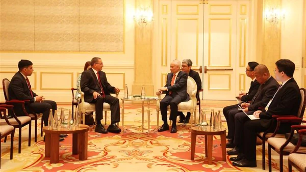 Đồng chí Lê Hoài Trung, Bí thư Trung ương Đảng, Chánh Văn phòng Trung ương Đảng, tiếp đồng chí Jesús Faria, Phó Chủ tịch Đảng Xã hội Chủ nghĩa thống nhất Venezuela cầm quyền (PSUV). (Ảnh: TTXVN)