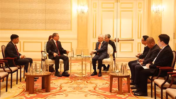 Đồng chí Lê Hoài Trung, Bí thư Trung ương Đảng, Chánh Văn phòng Trung ương Đảng, tiếp đồng chí Jesús Faria, Phó Chủ tịch Đảng Xã hội Chủ nghĩa thống nhất Venezuela cầm quyền (PSUV). (Ảnh: TTXVN)