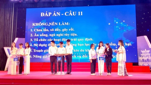 Các bạn trẻ tranh tài trong cuộc thi hùng biện về người Hà Nội thanh lịch, văn minh.