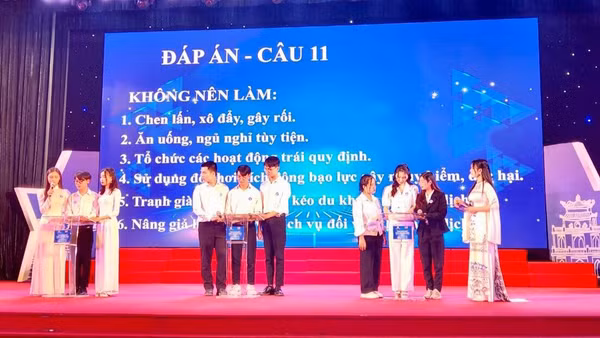 Các bạn trẻ tranh tài trong cuộc thi hùng biện về người Hà Nội thanh lịch, văn minh.