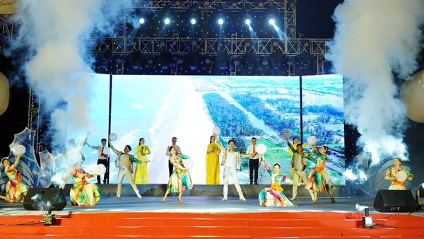 Chương trình nghệ thuật tại lễ hội du lịch biển Xuân Thành mang lại nhiều cảm xúc, mới lạ với du khách.