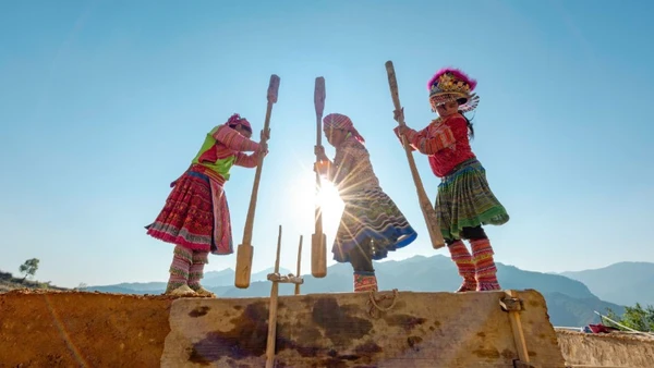 Tất cả các khâu để hoàn thiện nhà trình tường đều được làm thủ công bằng tay.