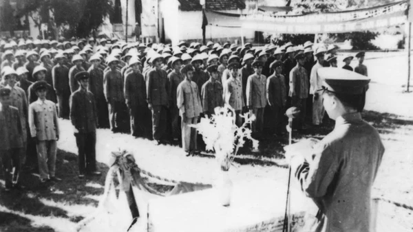 Đại tướng Võ Nguyên Giáp đọc quyết định thành lập thủy đội Sông Lô, Bạch Đằng ngày 24/8/1955. (Ảnh tư liệu)