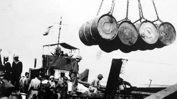 Chuyển hàng xuống tàu chi viện cho chiến trường miền nam. (Ảnh tư liệu)