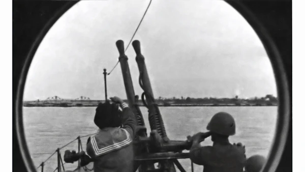 Tàu tuần tiễu của Tiểu đoàn 100, Trung đoàn 171 bảo vệ cầu Long Biên, tháng 5/1967. (Ảnh tư liệu)