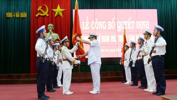 Chỉ huy Lữ đoàn 955 đón nhận Quân kỳ Quyết thắng trong Lễ công bố quyết định thành lập.