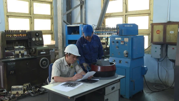 Cán bộ, nhân viên Phòng Kỹ thuật-Công nghệ, Nhà máy X46 đã nghiên cứu chế tạo thành công thiết bị tháo, kiểm tra, sửa chữa khối côn ma sát tiến ly hợp động cơ M500.