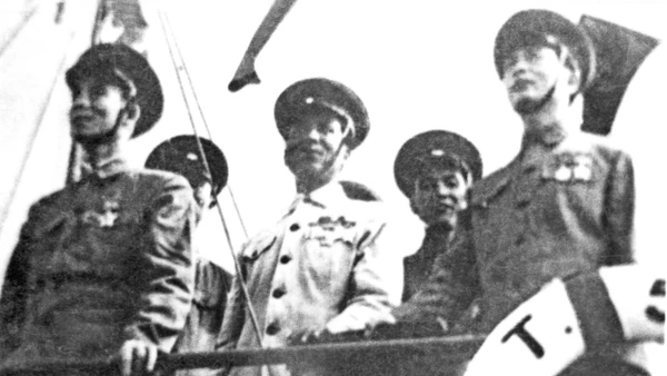 Đồng chí Đỗ Mười, Nguyễn Chánh và Đại tướng Võ Nguyên Giáp duyệt 2 thủy đội Sông Lô, Bạch Đằng trên sông Cấm, ngày 24/8/1955. Ảnh tư liệu