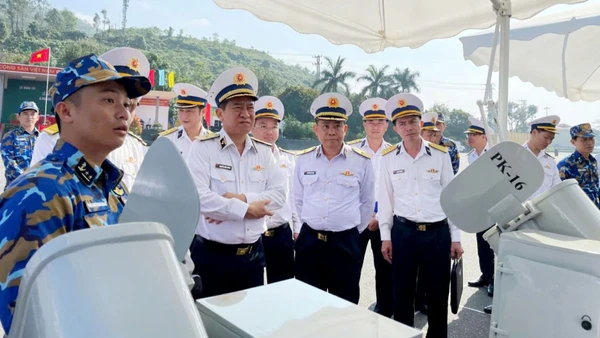 Thủ trưởng Bộ Tư lệnh Hải quân tham quan tàu của Lữ đoàn 172 trong Lễ ra quân huấn luyện năm 2025.