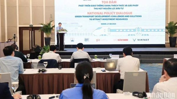 Tọa đàm về phát triển giao thông xanh do Bộ Giao thông vận tải tổ chức. (Ảnh: TẠ HẢI)