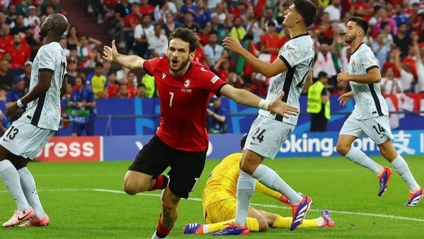 Kvaratskhelia cùng đồng đội thắng sốc Bồ Đào Nha. (Nguồn: Reuters)