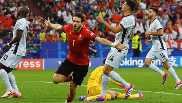 Kvaratskhelia cùng đồng đội thắng sốc Bồ Đào Nha. (Nguồn: Reuters)