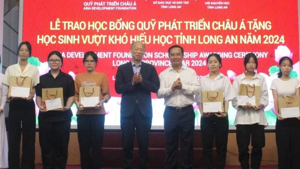 Bí thư Tỉnh ủy Long An Nguyễn Văn Được, Chủ tịch Tập đoàn COBI, Chủ tịch Quỹ Phát triển Châu Á (ADF) Kim Joon IL trao học bổng cho học sinh, sinh viên vượt khó hiếu học tỉnh Long An.