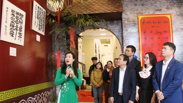 Các đại biểu tham quan trưng bày cổ vật, hiện vật tiêu biểu thời Lý-Trần. Ảnh: THU THỦY