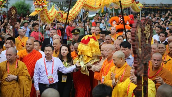 Cung rước xá lợi Đức Phật vào chùa Phúc Sơn.