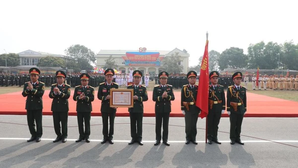 Thừa ủy quyền của Chủ tịch nước, Đại tướng Nguyễn Tân Cương trao tặng Huân chương Bảo vệ Tổ quốc hạng Nhì cho lực lượng vũ trang tỉnh Bắc Giang.