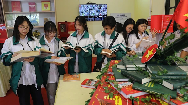 Đông đảo các em học sinh đến với khai mạc Ngày Sách và Văn hóa đọc. 