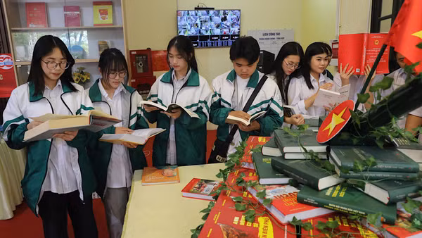 Đông đảo các em học sinh đến với khai mạc Ngày Sách và Văn hóa đọc. 