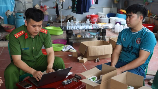 Cán bộ công an làm việc với Nguyễn Văn Khánh.