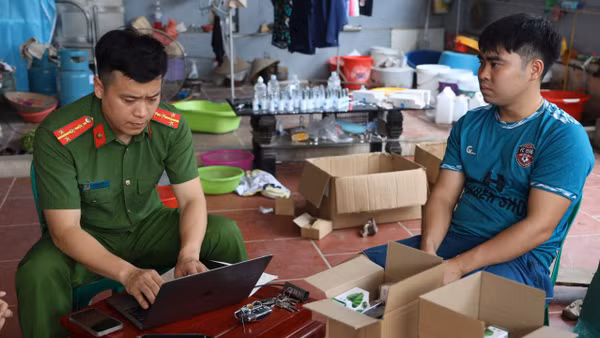 Cán bộ công an làm việc với Nguyễn Văn Khánh.