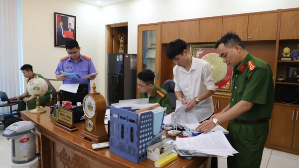 Cơ quan Cảnh sát điều tra Công an tỉnh Bắc Giang khám xét tại phòng làm việc của Ngô Duy Lượng.