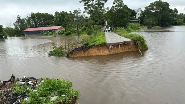 Bờ bao Đầm Khoai, xóm Cầu Lai, thôn Lai Sơn, xã Bắc Sơn (huyện Sóc Sơn) bị sạt lở.