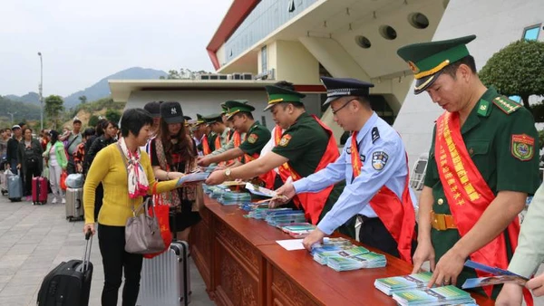 Đồn Biên phòng cửa khẩu quốc tế Hữu Nghị, Lạng Sơn (Việt nam), phối hợp Trạm Biên phòng Hữu Nghị Quan, Quảng Tây (Trung Quốc), phát tờ rơi tuyên truyền pháp luật cho du khách qua lại cửa khẩu.