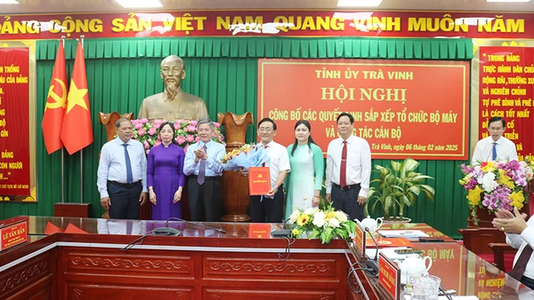 Lãnh đạo Tỉnh ủy Trà Vinh trao quyết định sắp xếp tổ chức bộ máy.