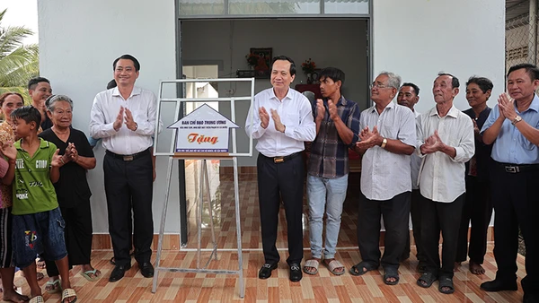 Hộ bà Thạch Thị Sa Tụm, xã Lương Hòa, huyện Châu Thành, tỉnh Trà Vinh đón Chôl Chnăm Thmây trong ngôi nhà mới.