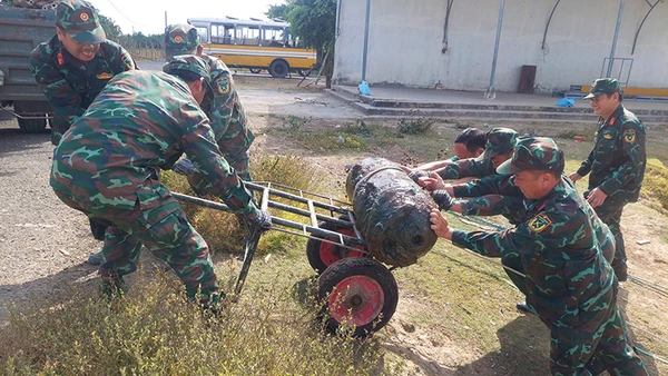 Vận chuyển bom lên xe bàn giao cho Lữ đoàn Công binh 25, Quân khu 9.