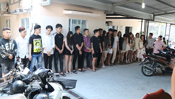 Các đối tượng dương tính với chất ma túy được mời về cơ quan công an làm việc.