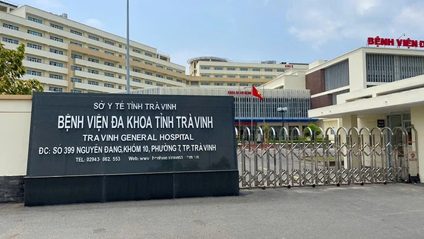 Bệnh nhân N.V.Q. nhảy từ tầng 7 của Bệnh viện đa khoa tỉnh Trà Vinh xuống đất, dẫn đến tử vong.