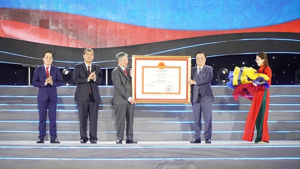 Tỉnh ủy Trà Vinh đón nhận Bằng công nhận hoàn thành nhiệm vụ xây dựng nông thôn mới.