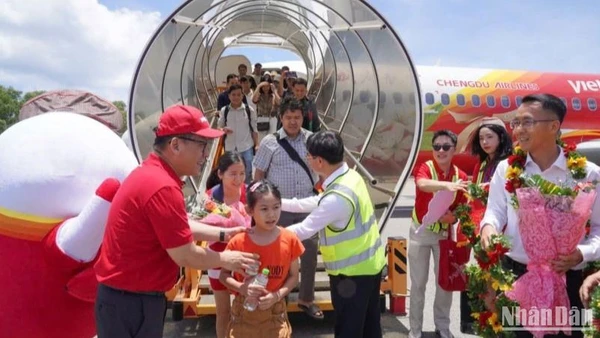 Hành khách và người dân nồng nhiệt chào đón đường Thành phố Hồ Chí Minh và Hà Nội đến Côn Đảo của VietJet.