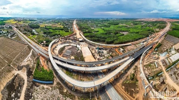 Tuyến T1 thuộc gói thầu 6.12, dự án Cảng Hàng không quốc tế Long Thành sẵn sàng thông xe kỹ thuật đúng dịp 30/4, công trường đang chạy đua thời gian để thông tuyến T2 và hoàn thành gói thầu 6.12 vào dịp 2/9 theo chỉ đạo của Thủ tướng.