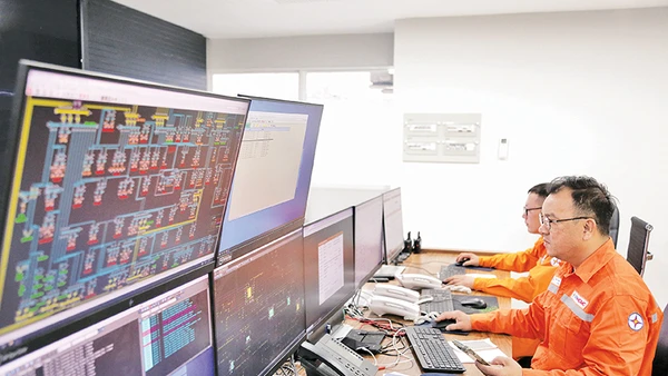 Ngành điện Thành phố Hồ Chí Minh đầu tư hệ thống hạ tầng hiện đại để bảo đảm cấp điện ổn định, đáp ứng nhu cầu phát triển của thành phố.