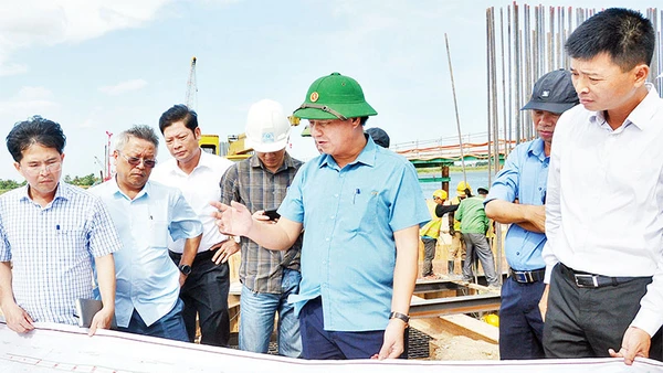Phó Bí thư Tỉnh ủy, Chủ tịch Ủy ban nhân dân tỉnh Quảng Trị Võ Văn Hưng kiểm tra thi công cầu Thạch Hãn 1 qua sông Thạch Hãn.