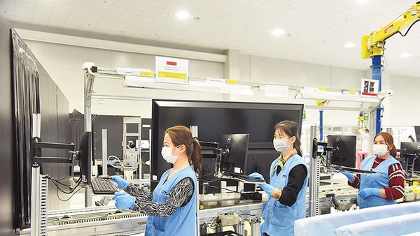 Công nhân Công ty TNHH Competition Team Technology ( Việt Nam ) tại Quảng Ninh lắp ráp linh kiện điên tử.Ảnh | TRẦN HẢI
