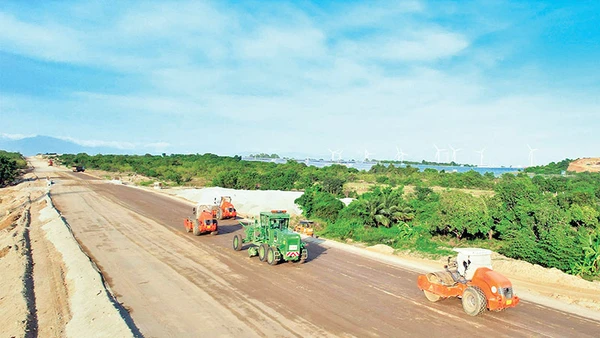 Trên công trường đường cao tốc Cam Lâm-Vĩnh Hảo. Ảnh: Nam Hải