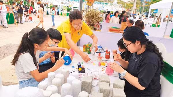 Trải nghiệm với những sản phẩm tái chế ở Green Life Hạ Long.