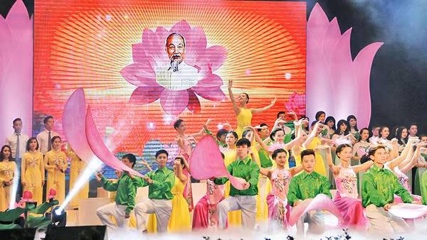 “Ý Đảng, lòng dân” được kết tinh trong những chương trình nghệ thuật lớn mừng xuân. Ảnh: Anh Sơn