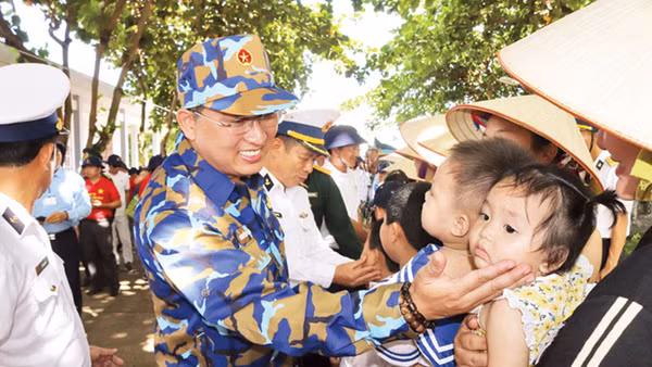 Đồng chí Nguyễn Hải Ninh (bên trái) thăm huyện đảo Trường Sa tháng 4/2022. Nguồn: Báo Khánh Hòa