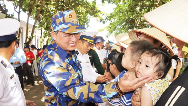 Đồng chí Nguyễn Hải Ninh (bên trái) thăm huyện đảo Trường Sa tháng 4/2022. Nguồn: Báo Khánh Hòa