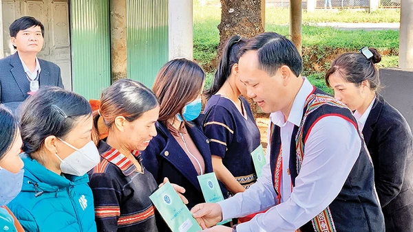 Trao sổ BHXH, thẻ BHYT đến bà con xã Biển Hồ (thành phố Pleiku, tỉnh Gia Lai). Ảnh: Như Nguyện